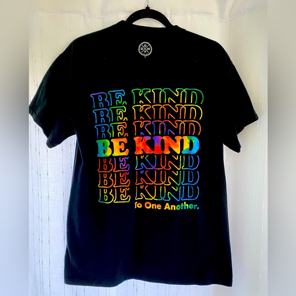 ODM unisex graphic Be Kind rainbow medium t-shirt